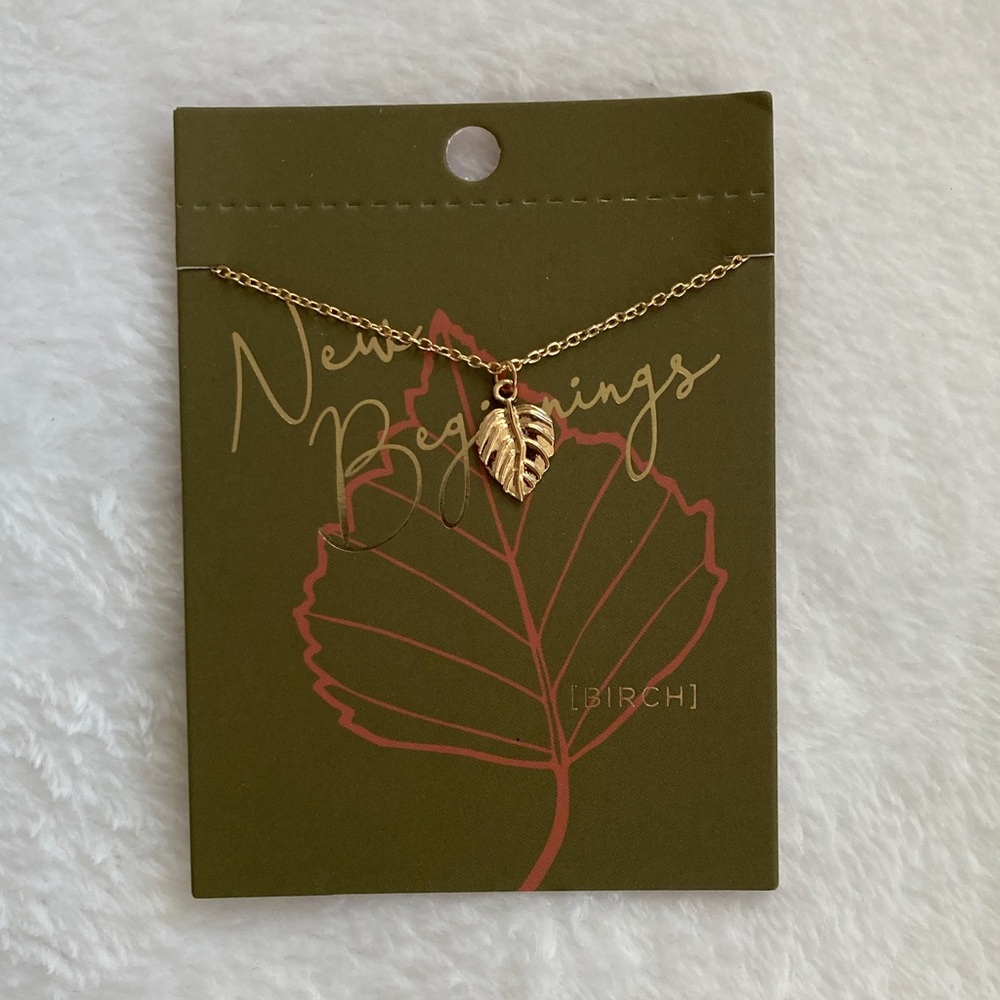 NWT Avenue 9 gold tone birch leaf pendant necklace